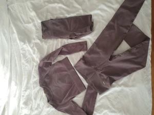 Träningsset Aim'n Strl. M  - Säljer ett paket med cykelbyxor, 7/8 träningstights och långärmad crop-top från märket Aim'n i storlek M.   Kläderna har använts mycket sparsamt och är i superbt skick!  