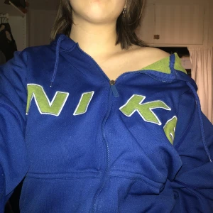 Nike Hoodie med dragkedja - sjukt unik nike zip up köpt på humana. 10/10 skick. går att ge en snygg relaxed/oversized fit genom att knyta snörena i midjan. står S på lappen men är mer M! skriv om du har frågor, föreslå pris! vill ha bort!