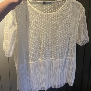 L - Supergullig topp från zara i storlek L men passar mig som vanligtvis har S🤍