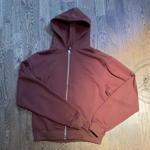 Brand Of Roses cropped hoodie - Riktigt fin croppad ziphoodie men riktigt bra kvalité. Från Brand Of Roses ett svenskt märke. Beställde min för ett långt tag sedan men har inte riktigt tyckt om hur den sitter på mig. Skriv för fler bilder eller innan du tänker köpa! Pris kan diskuteras.