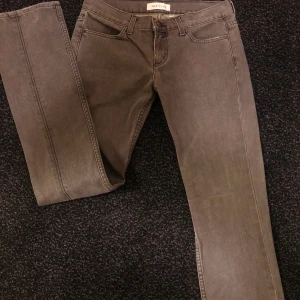 Habitual New York jeans  - Fina och häftiga lågmidjande jeans i stlk 27. Dem är gjorda i ordentligt material och är inte så stretchiga. Inte använda då dem inte passade mig vilket medför att dem även är i mycket bra skick. 