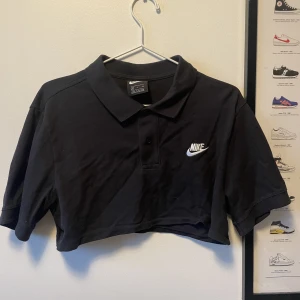Nike piké - Supersnygg croppad nike piké! I gott skick.