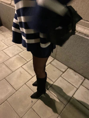 Svarta boots med klack - Jättefina svarta boots med 10cm klack. Använda 1 gång och i väldigt bra skick. De är breda upptill och går lite under knäna. Jag tror att orginalpriset var 799kr. Skriv för pris, kan diskuteras. 