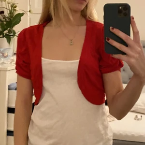 Kofta - Söt röd kosta som knappt används  perfekt inför jul