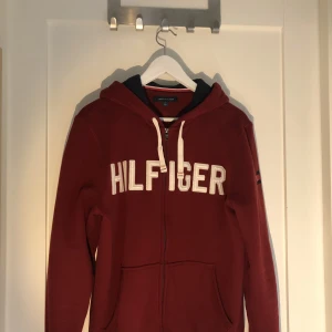 Tommy hilfiger hoodie i nyskick strl S - Fåtal använd tommyhilfiger hoodie i utmärkt skick. Storlek S.