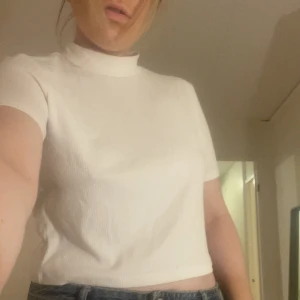 Topp med krage  - Vit topp med krage. Lite randigt material. Boxig form Från IVYREVEL. Storlek S