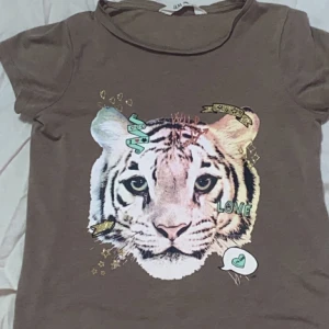 T-shirts  - Jag vill sälja den här tröjan. Om ngn vill köpa till sin barn eller sin lilla syster kan ni köpa för 50 kr