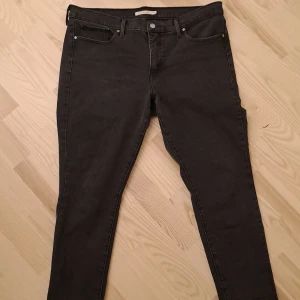 Levi's svarta jeans  - Shaping skinny jeans. Byxorna säljs för att dom ör för stora och jag vill byta utt min gaderob. För mer info så skrv gärna:)