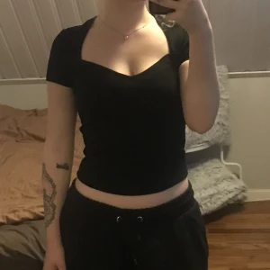 GinaTricot  - Svart snygg tröja, sällan använd, lite stor i storleken. Snygg urringning med perfekt längd. Bra kvalitet och fint material. 