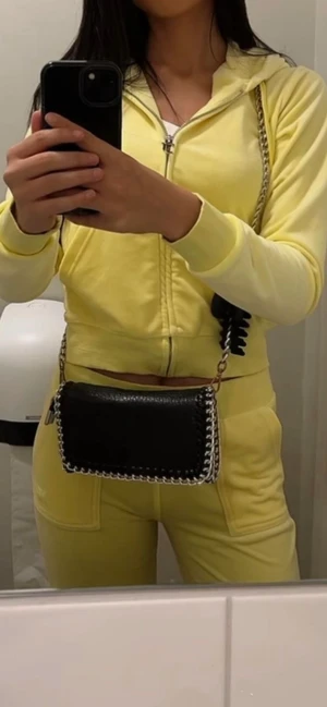 Juicy Couture - Jag säljer mitt juicy sett för att jag inte använder den längre, haft den Max 10ggr. Storlek S, jag som är 1,79cm passar dom perfekt. Passar dig med xs också. Inget fel på dressen ser ut som helt ny. Frakt tillkommer! 