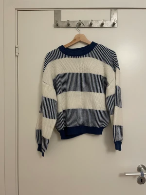 Mysig tjocktröja  - Stickad tröja från Shein i strl M dock passar den som S. Aldrig använd! 