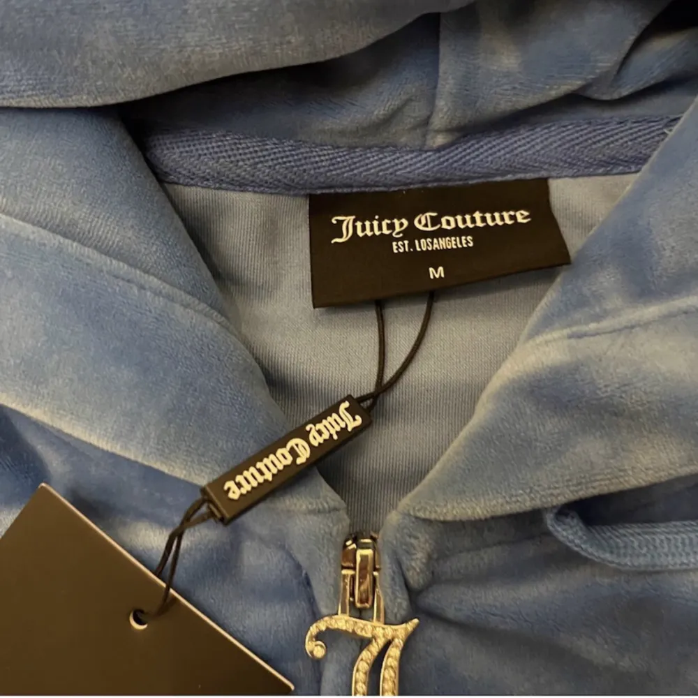Säljer min Juciy Couture kofta då jag inte använder den längre💙Storlek M, men skulle säga att den passar någon som har S. Använt ca 5 gånger. Så den är så gått som ny:) Köp direkt för 700kr🤍. Hoodies.