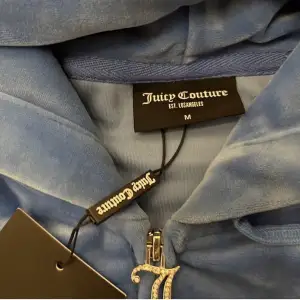 Säljer min Juciy Couture kofta då jag inte använder den längre💙Storlek M, men skulle säga att den passar någon som har S. Använt ca 5 gånger. Så den är så gått som ny:) Köp direkt för 700kr🤍