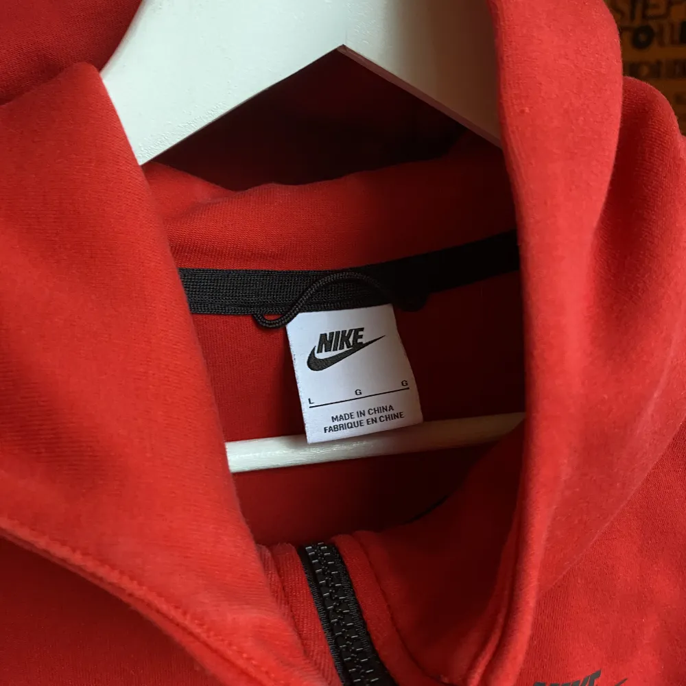 Jättesnygg Nike tech fleece i bra skick. Köpt för 1250kr. Hör av sig om du har frågor. Köparen står för frakten. . Hoodies.