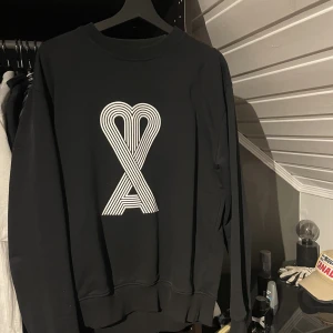 Ami Paris crewneck  - Ami crewneck. Ingen större flaws på tröjan. Pris exklusive frakt, 59 kr