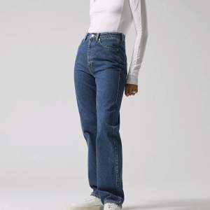 Säljer dessa Rowe jeans från Weekday i färgen nobel blue! Fint skick, högmidjade med raka ben och storleken är 28/31, som S/M skulle jag säga. Köpare står för frakt och kom gärna privat vid eventuella frågor🥰