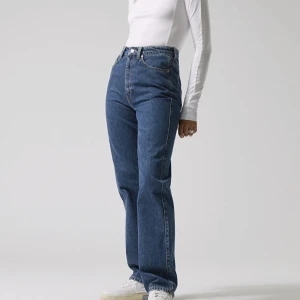 Rowe jeans - Säljer dessa Rowe jeans från Weekday i färgen nobel blue! Fint skick, högmidjade med raka ben och storleken är 28/31, som S/M skulle jag säga. Köpare står för frakt och kom gärna privat vid eventuella frågor🥰