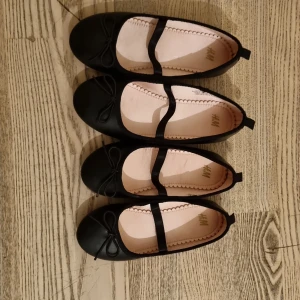 Skor H&M, Klänningar Lindex, hårklämmor Glitter  - Svarta ballerinaskor stl 27 och stl 30 använda endast en gång. 50 kr st Röda klänningar stl 110 (4 -5 år) och stl 122 (6-7 år),170 kr st,  hårklämmor 30 kr st,   paket pris 400 kr, frakt betalas av köparen 