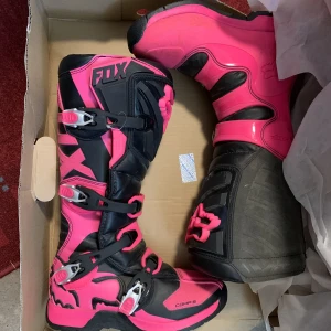 Skor - Rosa crosskor i storlek w9/41,5 Använda fåtal gånger, som ny, lite smutsiga. Nypris 2199kr säljer för 1000kr