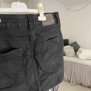Svart miniskirt i jeans