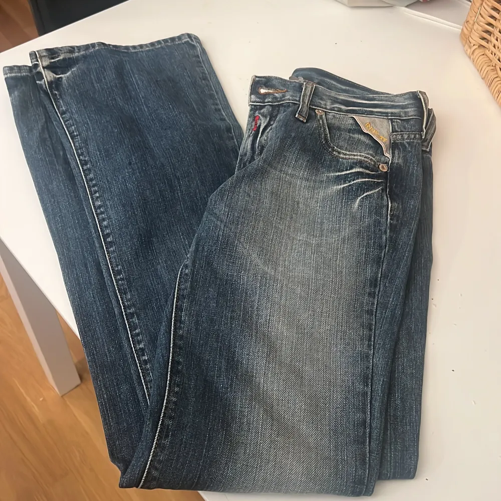 Jättesnygga Replay jeans. bootcut modell. Jättebra skick men tyvärr för små på mig . Jeans & Byxor.