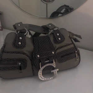 Guess bag - Säljer denna jätte fina väskan, köpt på depop. Den är i väldigt bra skick. 