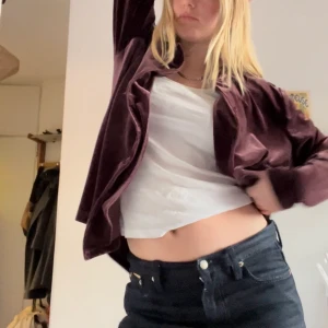 Skjorta!  - Skjorta m knappar med mjukt sammet material ! 💖💖💖kan posta🧚‍♂️