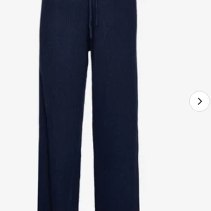 Mjukisbyxor  - Söker mina fina mjukisbyxor från Rosemunde. Nypris; 1699 och jag säljer för 500kr. Dom är i jättefint skick och typ ribbade i materialet. Först till kvarn❤️Priset kan diskuteras vid snabb affär🥰(midewaist/lowwaist) Tveka inte att skriva vid frågor❤️