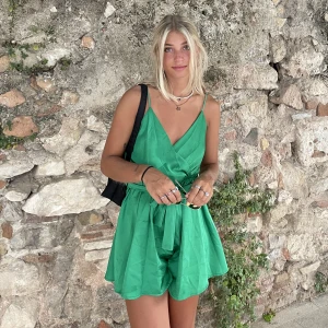 Jumpsuit - Grön superfin jumpsuit köpt i en butik i grekland, endast använd ett fåtal gånger! Står ingen strlk men skulle säga att den passar xs-s. Knytning i midjan! 