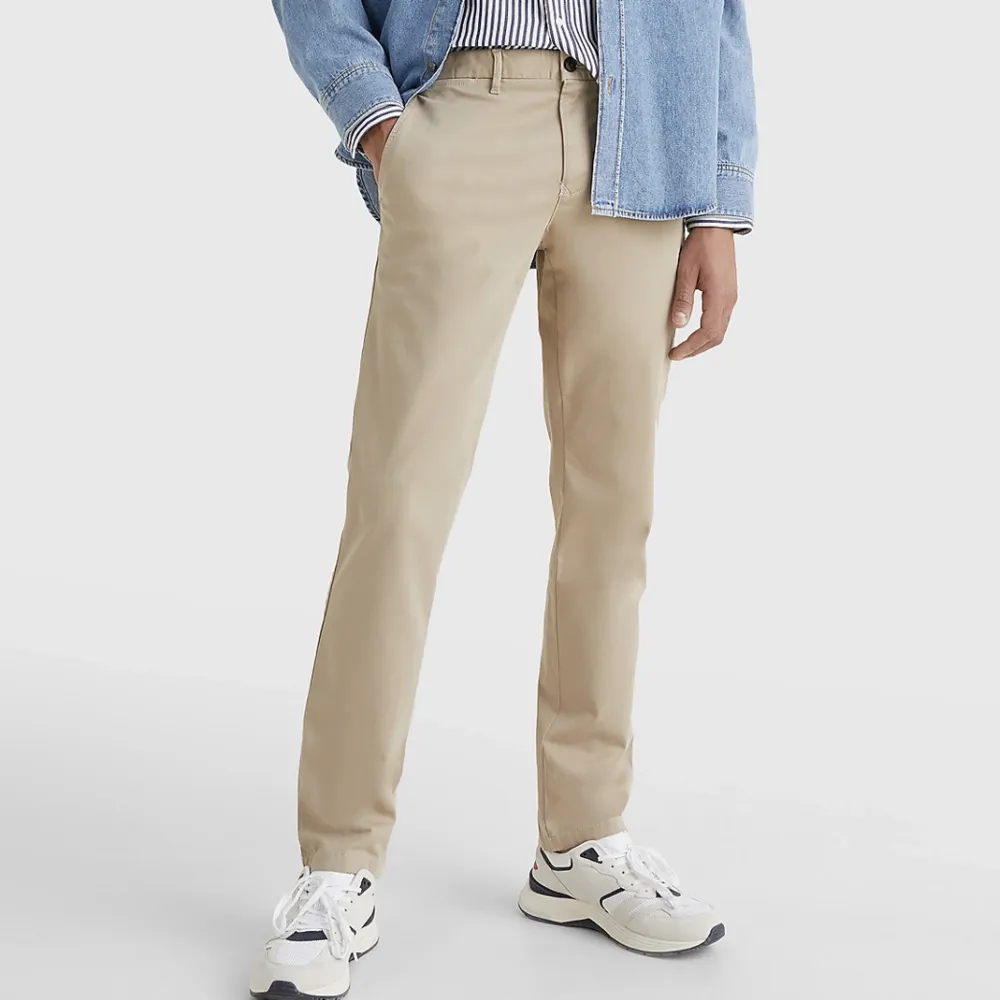 Mjuka chinos/ kostymbyxor från Tommy hilfiger, helt oanvända, skulle säga att det är lite mer pösiga än bilden💛. Jeans & Byxor.