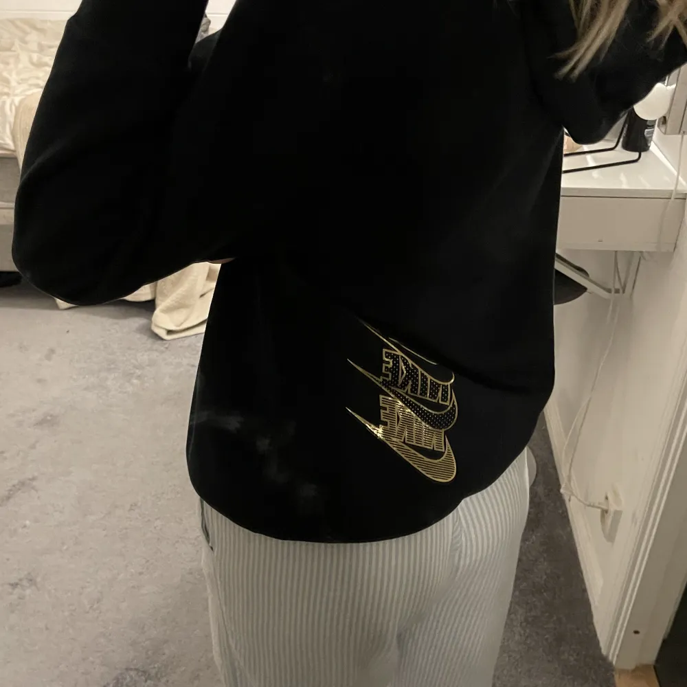 Säljer denna snygga hoddie från Nike. Den är i bra skick. Skriv för fler bilder och vid intresse.😊🫶🏻. Tröjor & Koftor.