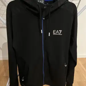 EA7 Emporio Armani Tröja  Storlek L Köptes på JD för 1899kr Säljes för 800kr Aldrig använd