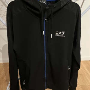 EA7 Zip Tröja L - EA7 Emporio Armani Tröja  Storlek L Köptes på JD för 1899kr Säljes för 800kr Aldrig använd