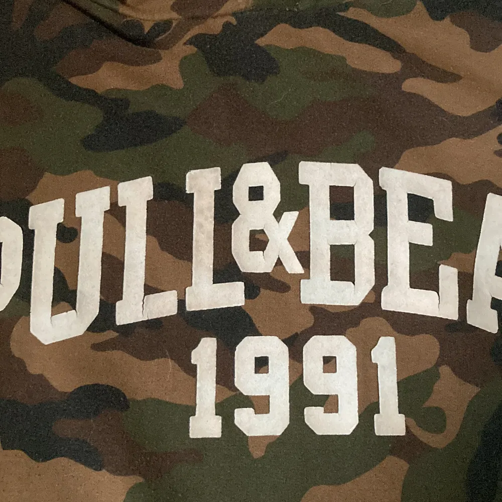 Pull & Bear hoodie mest legat, Överlag fint skick förutom att trycket börjat ”spricka” se bild.. Hoodies.