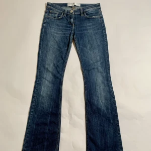 Jeans - Storlek 27😇. Midjemått tvärs över 35 cm och innerben 79