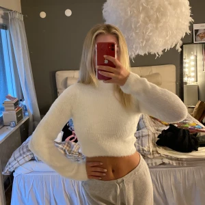 Cropad tröja - Superfin oanvänd croppad tröja från Gina. Skönaste fluffigaste materialet (kolla sista bild). Finns ej kvar i sortiment men nypris ca 350kr. Frakt tillkommer ❤️