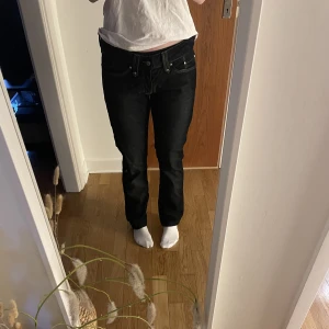 Mörkblå jeans vintage - Ett par jättefina mörkblåa jeans som tyvärr inte sitter så som jag skulle viljat på mig. Från j.lindeberg. Storleken är oklar men skulle säga 34,36🤗