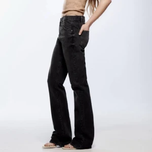 Zara bootcut jeans - Säljer mina svarta bootcut jeans från zara då som är förstora och jag har ett par likadana mindre💕 passar längden på mig som är 173, och är som nya! 