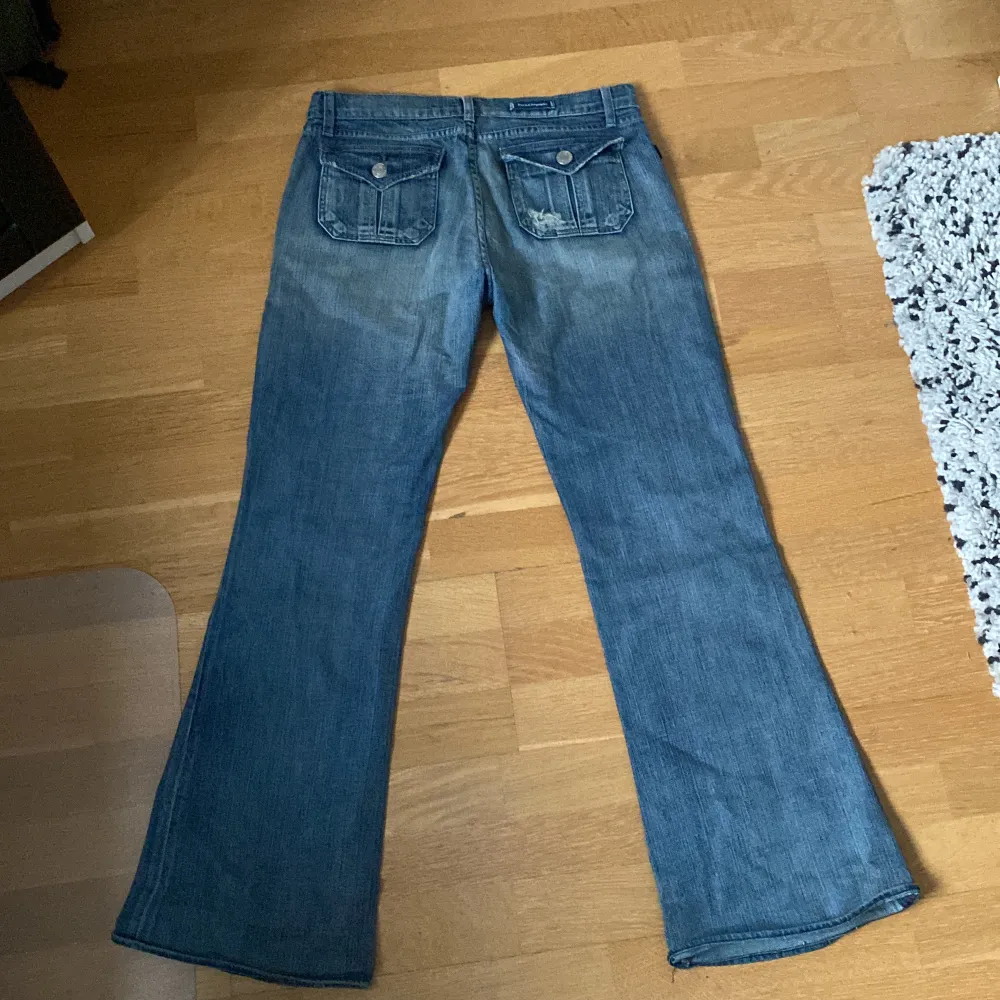 Super snygga blåa lågmidjade jeans! Köpta i new york men var för korta för mig:( är 179. Skriv för fler bilder❣️❣️. Jeans & Byxor.
