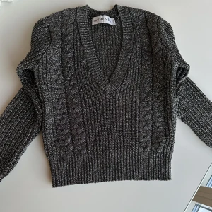 Ivy revel silverglitter tröja - Säljer denna glittriga stickade tröjan från ivy revel!💗 perfekt till jul och nyår💗passar mig som är xs-s men också till m