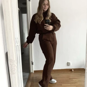 Mjukisset - Lxa the label av Linn Ahlborg  - Ett brunt mjukisset från Linn ahlborgs märke LXA the label. Mjukt innertyg. Storlek S på tröjan och M på byxorna. Nypris är 1198 tillsammans  