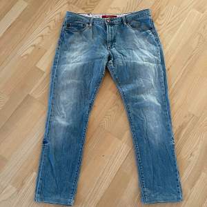 Jeans från Gina. Super fina, storlek 32 (medium)  Köparen står för frakten. Jag ansvarar inte för postens hantering. Samfraktar gärna.