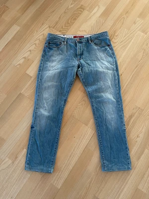 Jeans från Gina - Super fina - Jeans från Gina. Super fina, storlek 32 (medium)  Köparen står för frakten. Jag ansvarar inte för postens hantering. Samfraktar gärna.