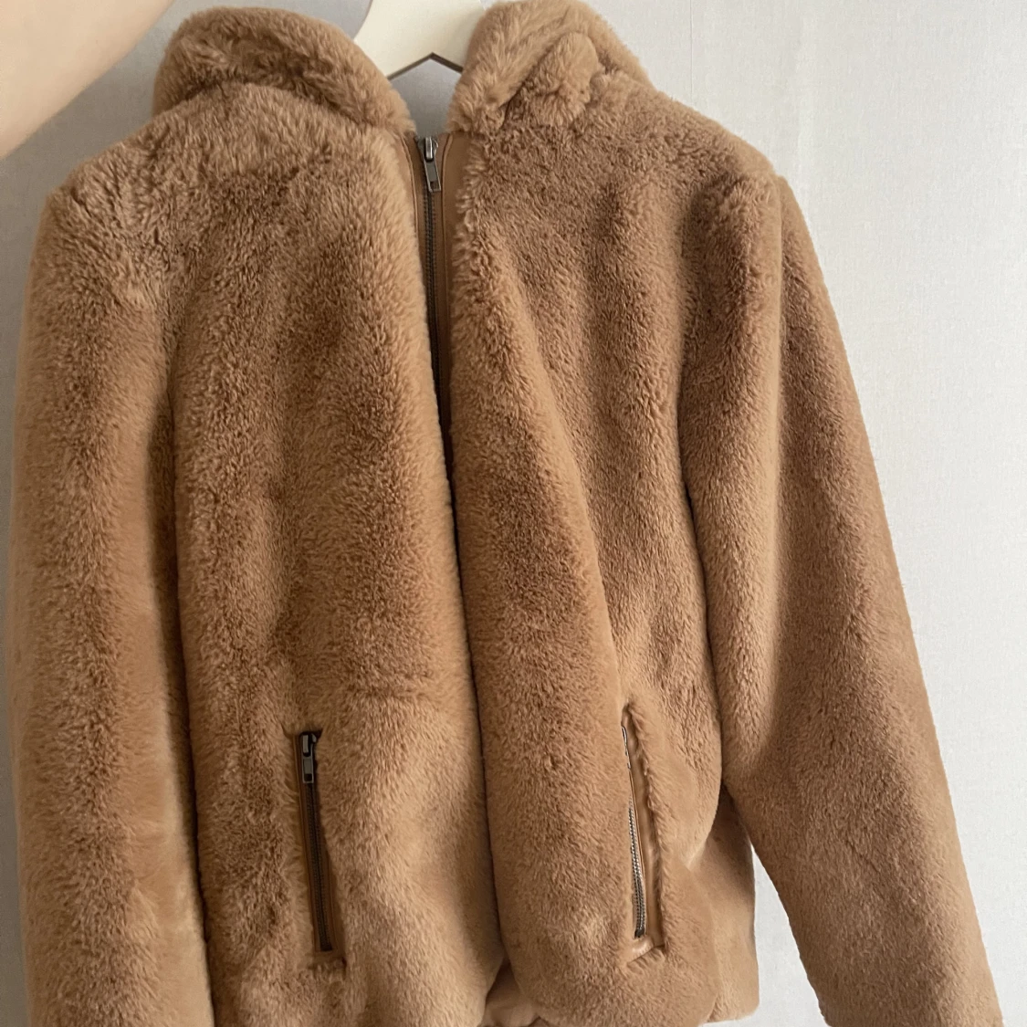 Supermysig jacka i pälsoptik - 90