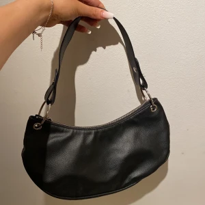 Baguette Bag - Super fin och rymlig baguette väska från HM! Super fint skick!