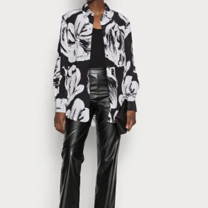 Wood wood skjorta - WOOD WOOD Magda skjorta.  Storlek: 34  Material: 100% silke   Som ny.  Nypris: 2.300 kr.