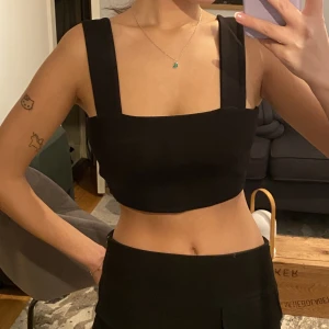 Kort svart topp - Perfekt svart topp som passar till allt!