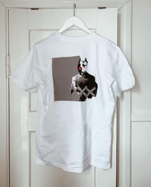 BEEZZ T-Shirt  - Oanvänd T-shirt i tjockt material 