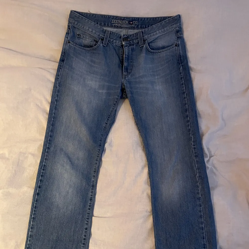 Säljer mina lågmidjade jeans köpta på secondhand då dom aldrig används. Dom är i väldigt bra skick.. Jeans & Byxor.