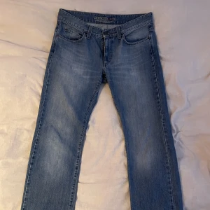 Lågmidjade jeans - Säljer mina lågmidjade jeans köpta på secondhand då dom aldrig används. Dom är i väldigt bra skick.